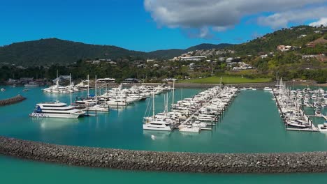 Vista-Panorámica-A-Lo-Largo-Del-Rompeolas-En-Coral-Sea-Marina,-Airlie-Beach,-Al-Norte-De-Queensland