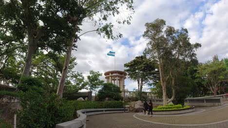 Zeitraffer-Eines-Stadtplatzes-Mit-Garten