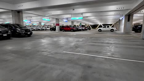 Honolulu-Flughafen-Autovermietung-Parkhaus-Innenbereich-Walking-POV