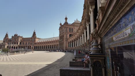 Zeitraffer-Des-Spanischen-Platzes-Im-Maria-Luisa-Park,-Sevilla,-An-Einem-Hellen-Und-Herrlichen-Sommertag