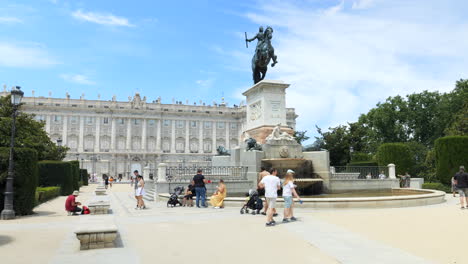 Los-Turistas-Visitan-El-Monumento-A-Alfonso-X-De-Castilla-En-Los-Jardines-De-Sabatini-Frente-Al-Palacio-Real-De-Madrid.