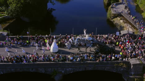 Die-Fesselnde-Pegasus-Parade-Begeistert-Die-Zuschauer-Im-Stadtzentrum-Von-Galway