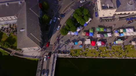 Von-Oben-Nach-Unten-Schwenkt-Die-Drohnenansicht-über-Den-Straßenmarkt-Am-Spanish-Arch