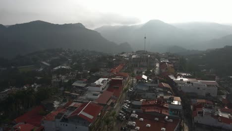 Vista-Aérea-De-Una-Ciudad-Auténtica-De-América-Latina,-Xilitla,-México-Central,-Fotografía-Cinematográfica