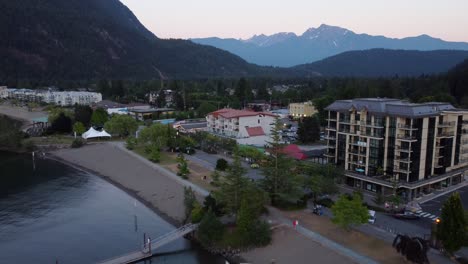 Hoteles-Y-Alojamientos-De-Alquiler-En-Una-Popular-Ciudad-Turística-Costera-De-Canadá