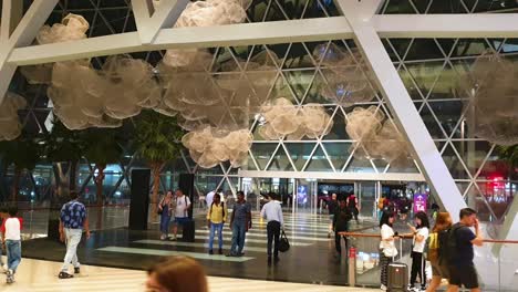 Menschen,-Die-Im-Einkaufszentrum-Jewell-Am-Flughafen-Singapur-Changi-Herumlaufen