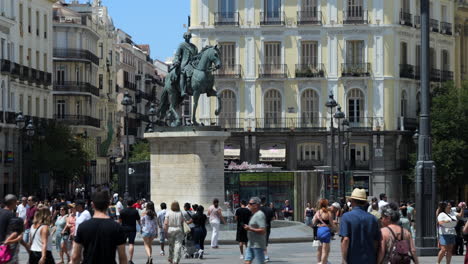 Monumento-Al-Rey-Carlos-III-En-La-Puerta-Del-Sol-De-Madrid