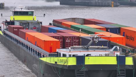 Buque-Fluvial-Con-Motor-H2-Que-Transporta-Contenedores-Intermodales-Por-El-Río-Dordrecht,-Países-Bajos