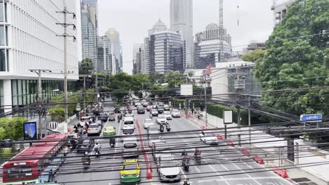 Verkehrsstraßenkreuzung-In-Der-Innenstadt-Mit-Skyline-Und-Stromleitungen