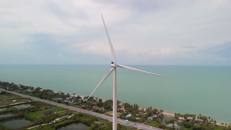 Generador-De-Energía-Eólica-Cerca-De-La-Zona-De-Playa-De-La-Costa