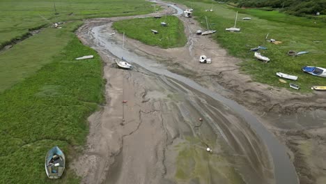 Drohnenschuss-über-Der-Küste-Von-Wirral,-Der-Gestrandete-Boote-Allein-An-Der-Küste-Zeigt