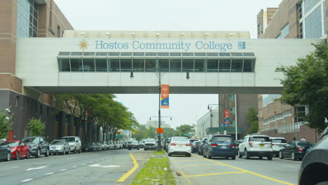 Amplia-Vista-Del-Paso-Elevado-Del-Edificio-Del-Colegio-Comunitario-De-Hostos-En-El-Campus-Principal