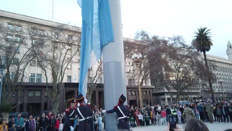 Bajada-De-Bandera-Ceremonial-En-La-Plaza-De-Mayo:-Un-Momento-Histórico-En-Buenos-Aires