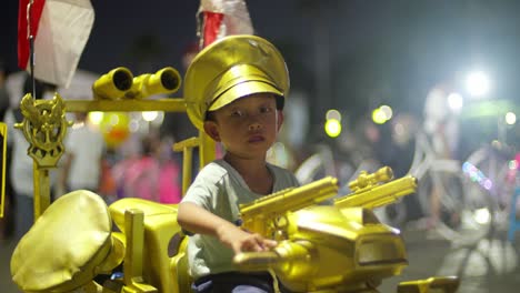 Fatahillah-Park,-Beliebter-Touristenort,-Militärisches-Rollenspiel-Für-Kleine-Jungen