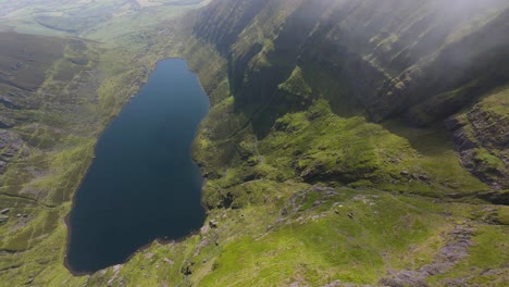 Vista-Del-Lago-Coumshingaun-Lough-Desde-Un-Dron-FPV-Con-Hermosas-Nubes-Y-Montañas