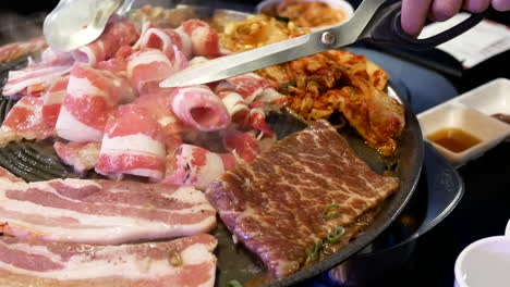 Hay-Un-Movimiento-De-Un-Trabajador-Cocinando-Carne-De-Barbacoa-En-Una-Mesa-Dentro-De-Un-Restaurante-Chino-Con-Resolución-4k.