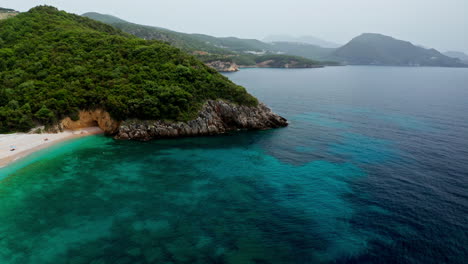 Luftaufnahme-Einer-Griechischen-Landschaft-Mit-Türkisfarbenem-Meer-Oder-Meeresbucht-Und-Leerem-Sandstrand