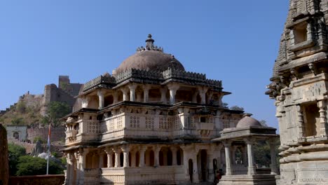 Antike-Tempelkuppel,-Einzigartige-Architektur-Mit-Strahlend-Blauem-Himmel-Am-Morgen.-Das-Video-Wurde-In-Der-Kumbhal-Festung-Kumbhalgarh-In-Rajasthan,-Indien,-Aufgenommen