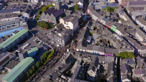 Toma-Aérea-Estática-Del-Concurrido-Desfile-De-Pegasos-En-El-Festival-De-Las-Artes-De-Galway