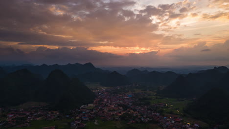 El-Pueblo-De-Bac-Son-Está-Situado-Entre-El-Paisaje-Montañoso-Kárstico.