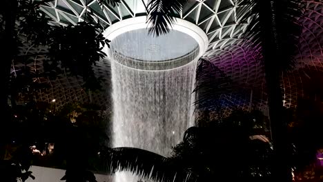 Malerische-Aussicht-Auf-Den-Weltweit-Höchsten-Indoor-Wasserfall,-Das-Jewell-Rain-Vortex-Display-Am-Flughafen-Singapur-Changi