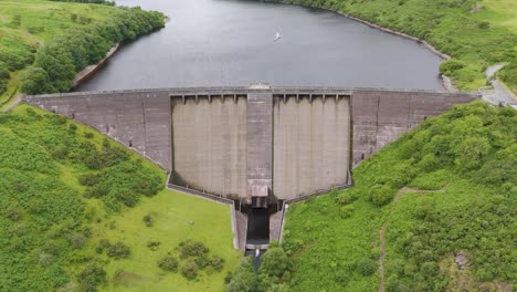 Aerial-view-of-Meldon-Reservoir-surrounded-by-lush-greenery-in-Dartmoor-National-Park,-UK