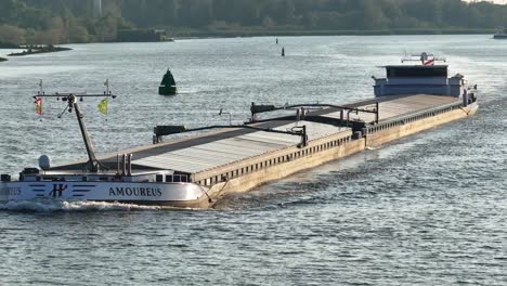 Verliebtes-Schiff-Segelt-In-Barendrecht,-Niederlande---Luftdrohnenaufnahme