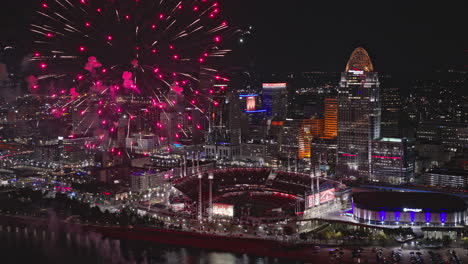 Vuelo-Aéreo-Inverso-De-Cincinnati,-Ohio,-V51,-Que-Captura-Espectaculares-Fuegos-Artificiales-Que-Iluminan-El-Cielo-Sobre-El-Estadio-De-Béisbol,-Con-El-Paisaje-Urbano-Del-Centro-De-La-Ciudad-Por-La-Noche;-Filmado-Con-Inspire-3-8k---Septiembre-De-2023