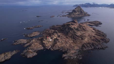 Isla-Del-Faro-En-El-Norte-De-Noruega,-Cerca-De-Las-Islas-Lofoten,-Aislada-Y-Accesible-Solo-En-Barco