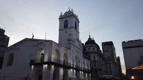 Panoramic-at-dusk-skyline-of-The-Cabildo-of-Buenos-Aires,-street-traffic-illuminated