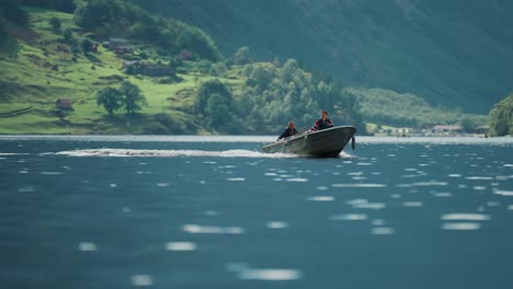 Ein-Paar-Genießt-Die-Fahrt-Auf-Dem-Motorboot-Im-Naeroy-Fjord