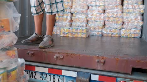 Hombre-Apilando-Paquetes-De-Papel-Higiénico-En-Un-Palé