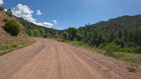 POV,-Double-Time---Fahrt-Auf-Der-Phantom-Canyon-Road-Mit-Steilen,-Mit-Bäumen-Bedeckten-Granitböschungen-In-Der-Rocky-Mountain-Front-Range-In-Colorado