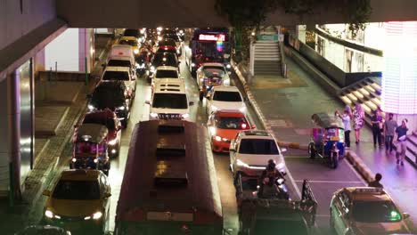 Die-Stadt-Pulsiert-Vor-Leben,-Der-Verkehr-Trägt-Das-Städtische-Nachtleben,-Zeitraffer