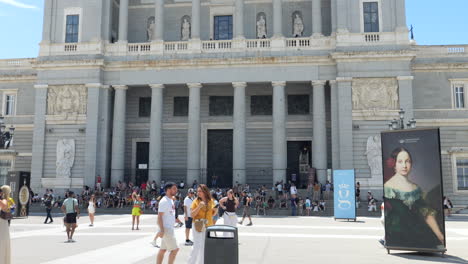 Nach-Oben-Kippen,-Enthüllen-Der-Fassade-Der-Almudena-Kathedrale-In-Madrid