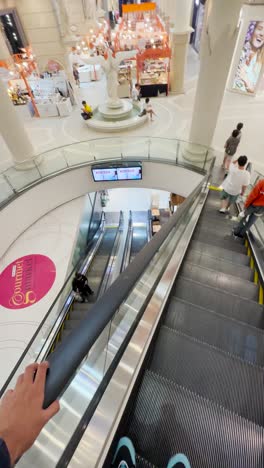 Mucha-Gente-Deambula-Por-El-Centro-Comercial-Para-Comprar-Ropa,-Electrodomésticos-Y-Más.