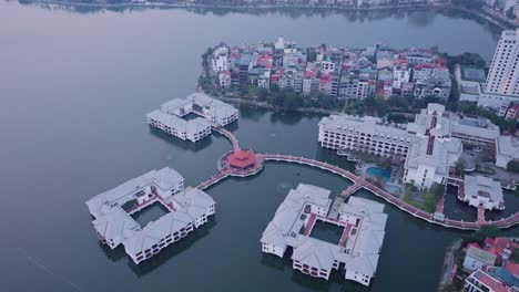 Diese-Drohnenaufnahmen-Fangen-Einen-Ruhigen-Morgen-In-Hanoi,-Vietnam-Ein-Und-Zeigen-Die-Einzigartige-Architektur-Am-Wasser-Und-Die-Stadtgestaltung