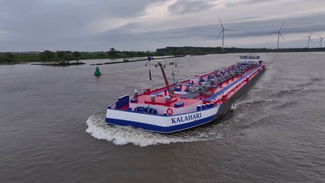 Barco-Kalahari-Navegando-Por-El-Río-En-Barendrecht,-Países-Bajos:-Fotografía-Aérea-Con-Dron