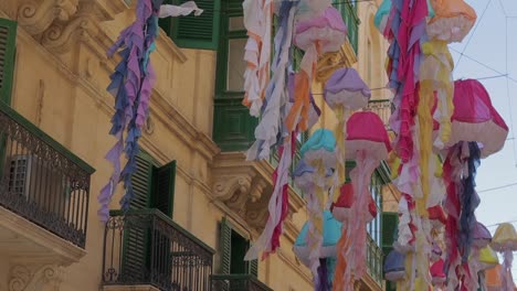 Hermosos-Detalles-Colgantes-En-Las-Calles-De-Valletta,-Malta