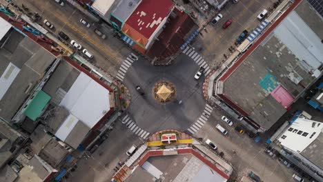 Torre-Del-Reloj-De-Betong,-Centro-De-La-Ciudad-De-Betong,-Tailandia,-Sur-Profundo,-Vista-Aérea-De-Arriba-Hacia-Abajo