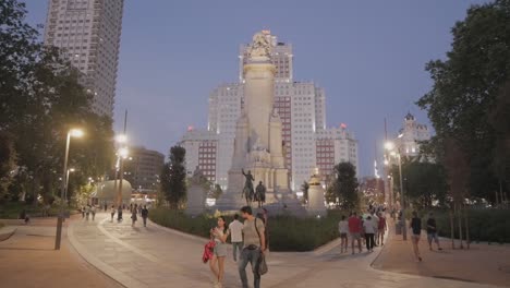 Plaza-De-Espana-Mit-Cervantes-Denkmal,-Quijote--Und-Sancho-Denkmal,-Dulcinea-Del-Toboso,-Madrid,-Spanien