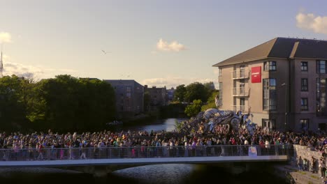 Menschenmenge-In-Galway-City,-Als-Die-Pegasus-Parade-Während-Des-Galway-Arts-Festival-Die-Wolfe-Tone-Bridge-überquert