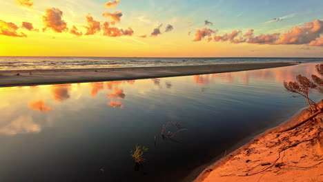 Impresionante-Puesta-De-Sol-En-La-Playa-Con-Colores-De-Cielo-Vibrantes-Y-Aguas-Tranquilas-Que-Reflejan-La-Escena.