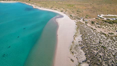 Video-De-Dron-4k-Volando-Hacia-Atrás-Para-Revelar-Más-De-La-Impresionante-Bahía-De-Arena-De-La-Playa