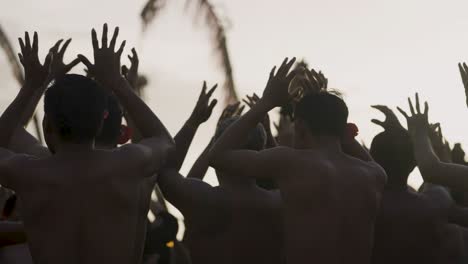 Hombres-Realizando-Danza-Tradicional-Con-Las-Manos-Levantadas-Al-Atardecer