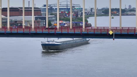 Ein-Binnenschiff-Nähert-Sich-Der-Brücke-über-Den-Fluss-Noord-In-Alblasserdam,-Niederlande