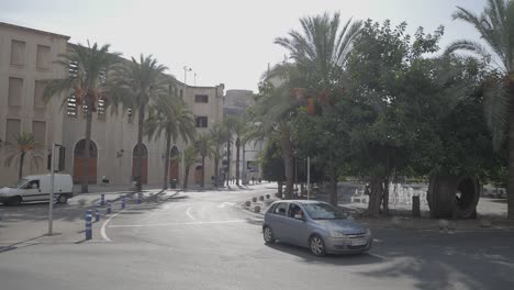 Der-Straßenverkehr-Der-Berühmten-Stierkampfarena-Alicante-An-Der-Plaza-De-Espana,-Alicante,-Levante