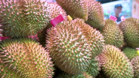 Durian,-Eine-In-Südostasien-Heimische-Frucht,-Die-Für-Ihren-Starken-Geruch-Bekannt-Ist,-Wird-An-Einem-Obststand-Zum-Verkauf-Angeboten