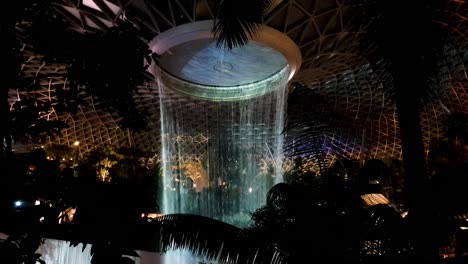 La-Cascada-De-Interior-Más-Alta-Del-Mundo,-Jewell-Rain-Vortex,-Con-Un-Espectáculo-De-Luces-Cambiantes-En-El-Aeropuerto-Changi-De-Singapur