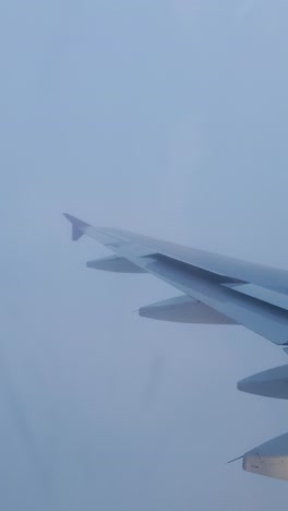 Vista-Desde-Un-Avión-Volando-Durante-El-Día,-Pies-Muy-Altos,-Escena-De-Vuelo-Desde-El-Asiento-De-La-Ventana-Del-Avión